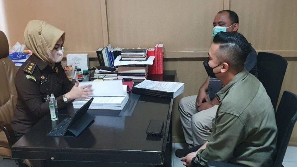The North Sumatran Regional Police Hands Over Case Documents Of Empty Vaccine Injecting Doctors In Medan