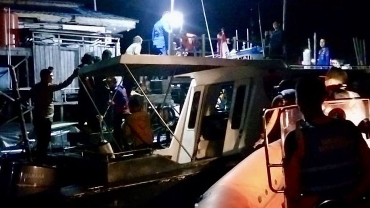 SAR Team Evacuates 9 Victims of Ship Aground Due to Broken Coral in Kotabaru Waters