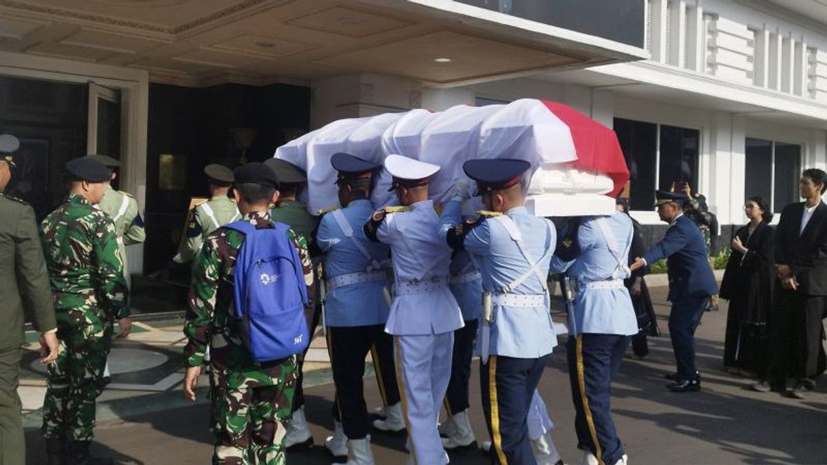 前国防部长朱沃诺·苏达尔索诺的遗体被安葬在国防大楼，直到11.00 WIB
