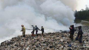 Gunungan Sampah di TPA Tlekung Kota Batu Terbakar