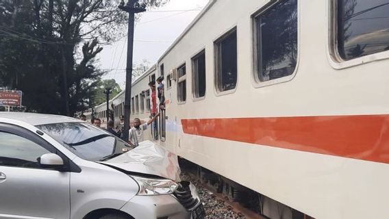 KAI西スマトラ州パダンのドアのない交差点で車が列車に衝突した場合の衝撃:道路の新しい左右を見てください