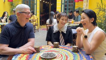 Apple の CEO である Tim Cook が Vietnam を訪れ、コンテンツ制作者に会った