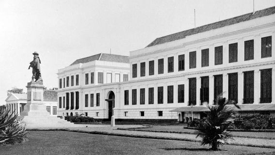 قصر Daendels الأبيض الذي بنته الحكومة الاستعمارية لجزر الهند الشرقية الهولندية في التاريخ اليوم ، 7 مارس 1809