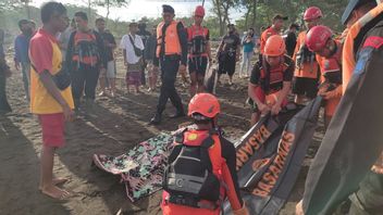 The Body Of Denpasar PDAM Officer Who Slipped And Was Swept Away By The Current In The Ayung River Dam Was Found On Padang Galak Beach