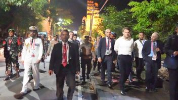 フランスのマクロン大統領がウルワツを歩いているときに住民に囲まれた瞬間