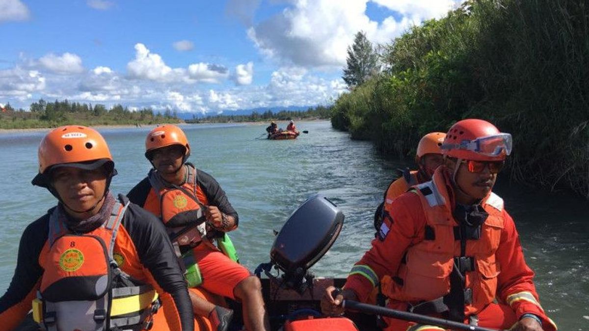 Desperate To Cross The River, Husband And Wife Are Swept Away By The Current