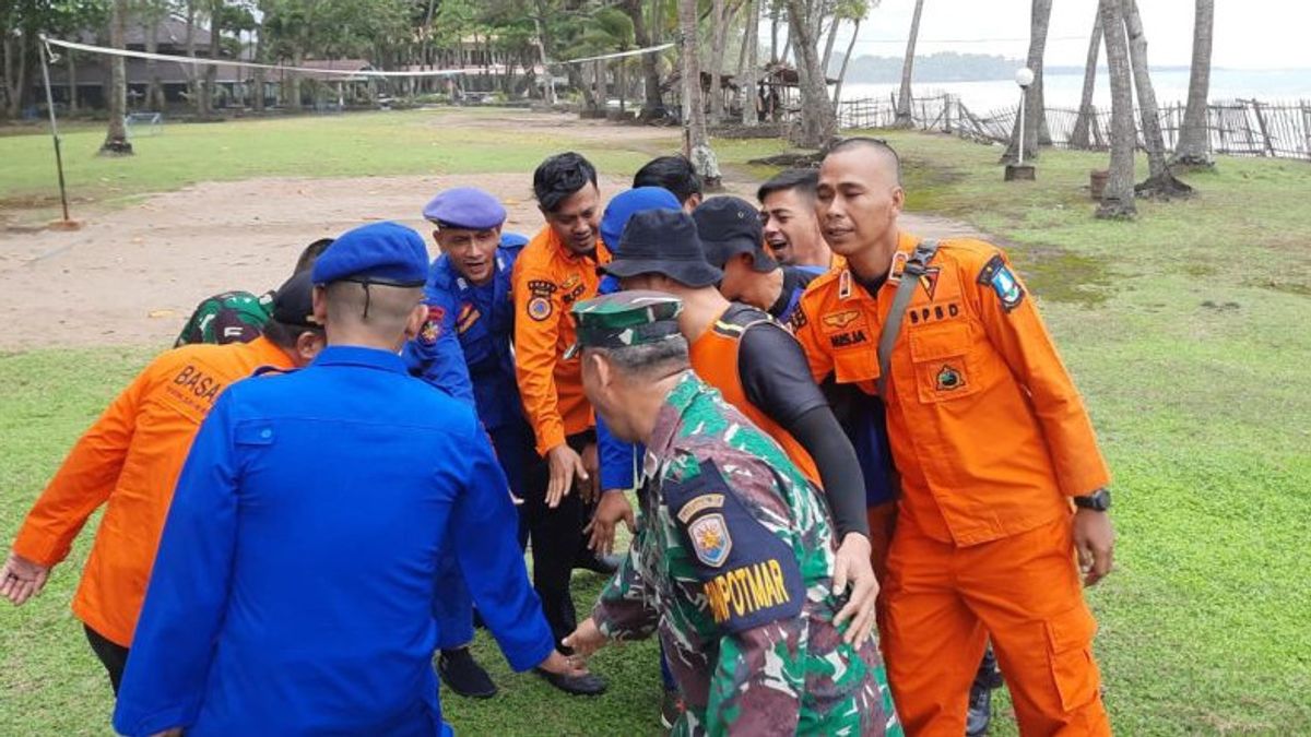 Wisatawan Asal Solo Terseret Ombak di Pantai Anyer Banten, Tim SAR Masih Lakukan Upaya Pencarian