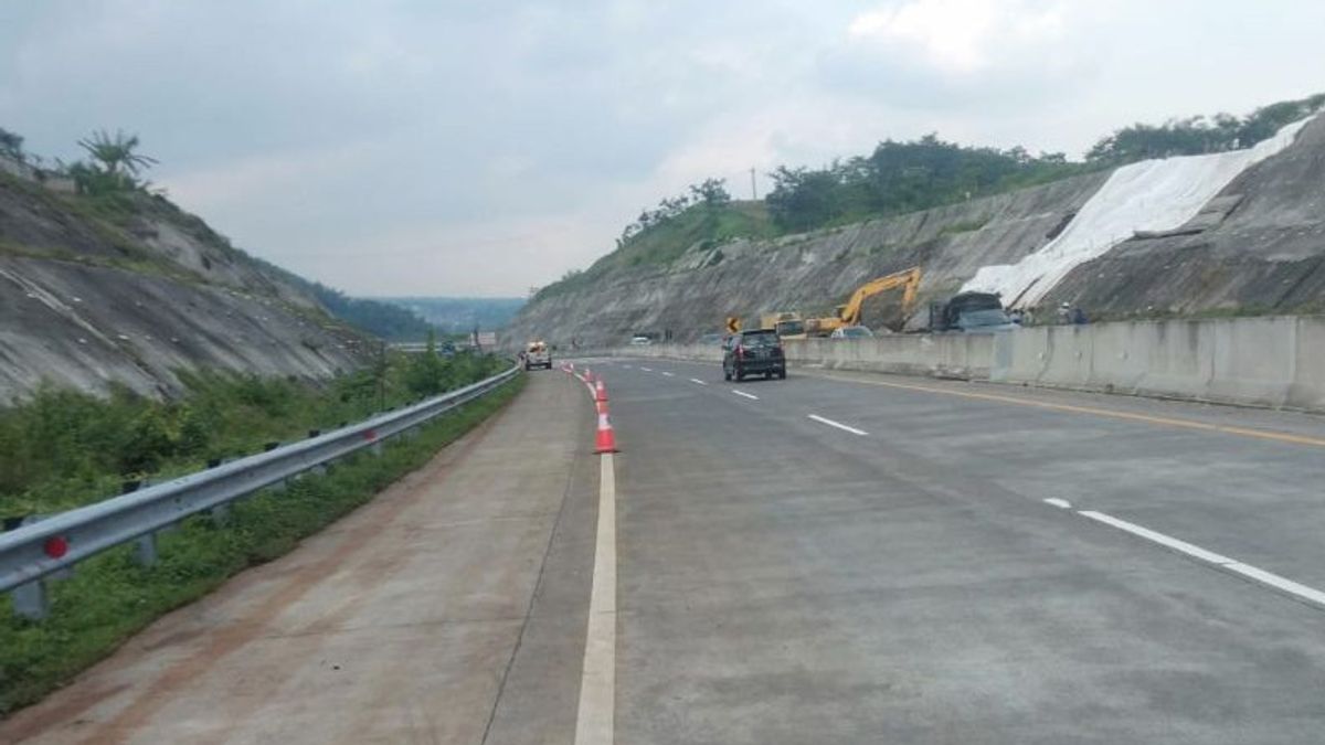 Jasamarga Deploys Heavy Equipment To Accelerate Pandaan Toll Landslide Cleaning