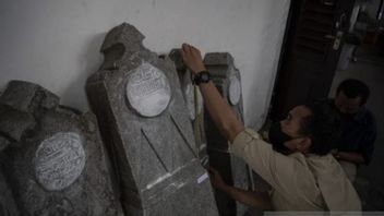 الفيروسية 6 شواهد القبور القديمة التي عثر عليها Waskita العمال العمل يحتوي على تاريخ Palembang ، توصيات علماء الآثار المحفوظة