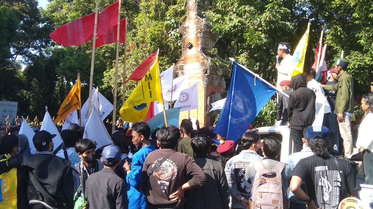 Mahasiswa Demo di Kantor Gubernur Bali