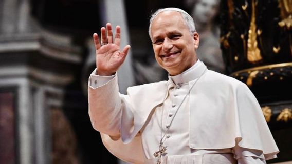 البابا ليو الرابع عشر يحمل صورة لطفل لبناني مسلم قُتل في الهجوم الإسرائيلي