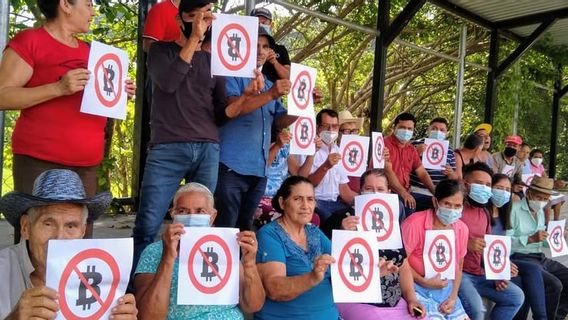 Veterans And Retired Citizens In El Salvador Protest Bitcoin, Here's Why