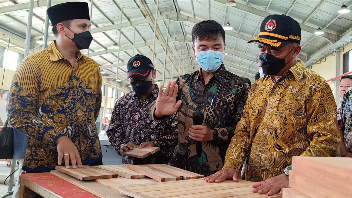 Cetak SDM Industri Furnitur, Menko PMK Apresiasi Politeknik Kemenperin di Kendal Jateng