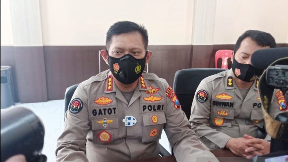 Densus 88 Arrestation D’un Terroriste Présumé à Gresik