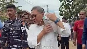 Pikul Beras Ala Zulhas: Settingan di Tengah Bencana