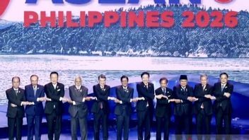 プラボウォが第48回ASEAN首脳会議の開会式で「黒帽外交」を率いる