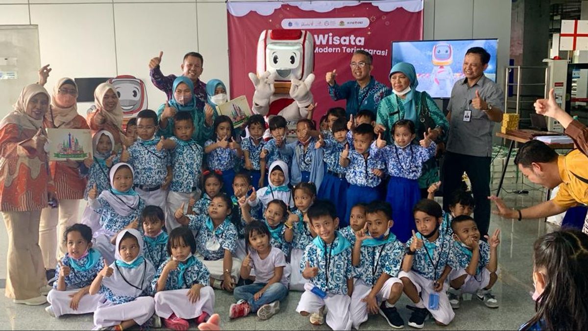 5,000 Students Learn While Modern Transportation Tourism In Jakarta