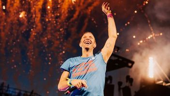 Chris Martin Tampilkan Lagu Baru Coldplay di Jalanan Kota Dublin