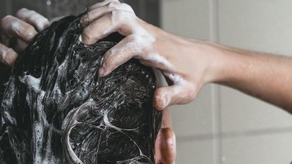 7 حقائق حول غسل الشعر بالشامبو تحتاج إلى معرفتها
