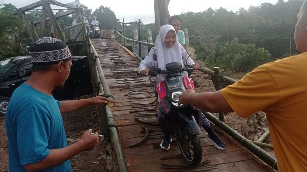 Jembatan Cimadur Rusak Berat Tertimpa Longsor, Desa Pedalaman Bayah Banten Terisolasi