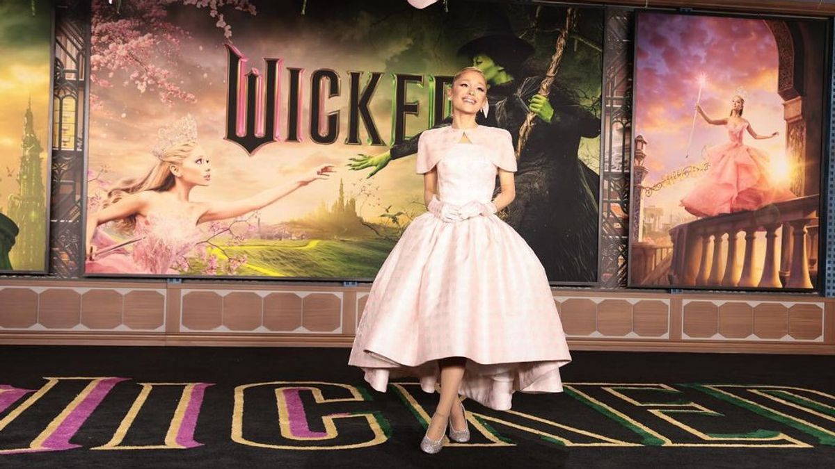 Tampil di Premier Wicked, Gaya Ariana Grande Pakai Gaun Berhiaskan 50 Ribu Kristal