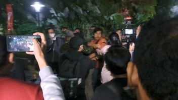 アニス・バスウェダンの支持者がKPKで騒ぎ、ジャーナリストの仕事を妨害する