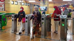 Penampakan Wanita Berkebaya Encim Warnai KRL di HUT ke-80 Kemerdekaan RI