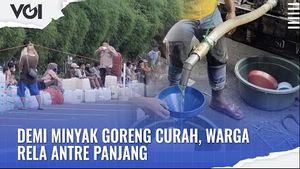VIDEO: Demi Minyak Goreng Curah, Warga Rela Antre Panjang di Cipinang, Jakarta Timur