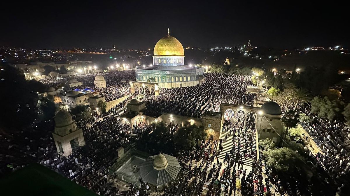 50 000 cheikhs se sont rassemblés à la mosquée Al Aqsa pour prier le Tarawih malgré les restrictions israéliennes
