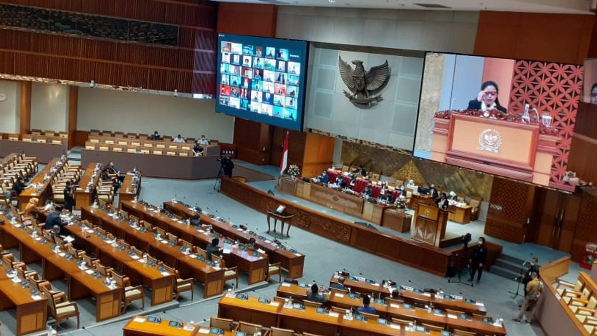 الجلسة العامة لمجلس النواب توافق على لاعب كرة القدم شاين باتيناما ليصبح مواطنا إندونيسيا