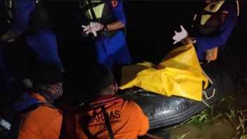 在Batanghari Jambi河中溺水的船工人尸体被发现