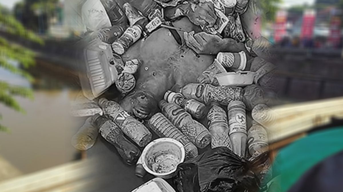 Petugas PPSU Temukan Mayat Pria Telanjang di Tengah Botol Plastik Minuman di Kali Ciliwung