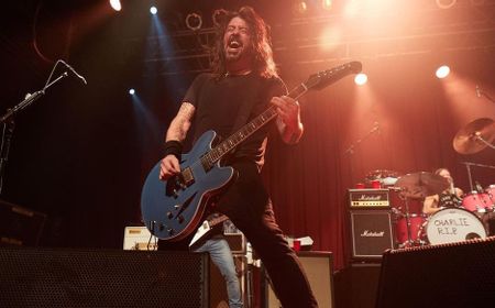 Dave Grohl Kolaborasi dengan Wiski Kanada Terlaris di AS untuk Iklan Super Bowl