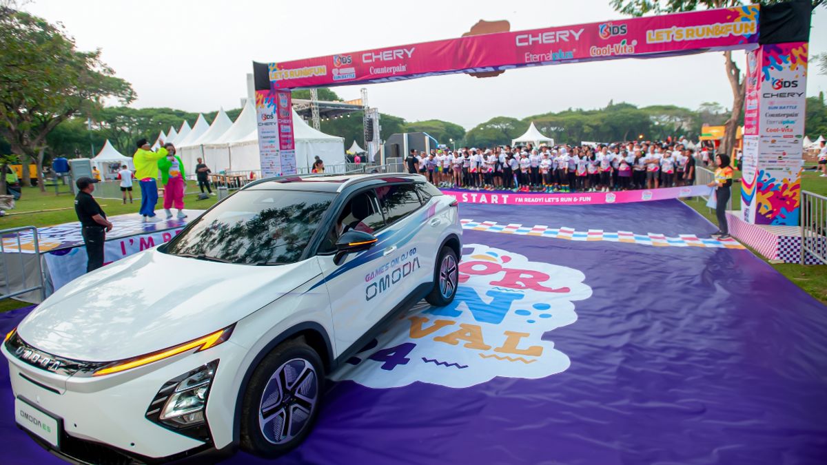 Chery Omoda E5 jadi le Festival de course de couleur de Jakarta 2024