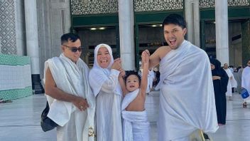 Tariq Halilintar Compacts With Fuji's Family During Umrah, Netizens Find It Difficult To Move On