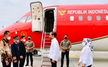 Presiden Jokowi Tiba di Ende, Lambaikan Tangan ke Warga yang Menanti di Gerbang Bandara