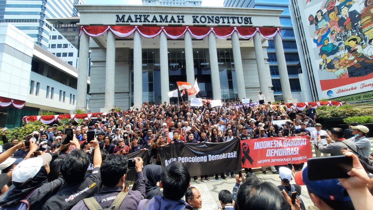 Aksi Depan MK, Usman Hamid Beberkan 6 Dosa Jokowi