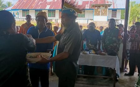 Koramil 1708- 02/BU Bantu Warga di Biak Numfor Papua Selesaikan Masalah Asusila Secara Adat