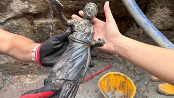 Bronze Statues To Ancient Eggs Found At The Tuscany Ancient Hot Water Bathing Site