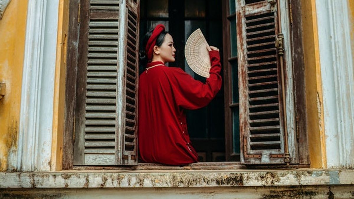 Rayakan Imlek, Contek 4 Inspirasi Penggunaan Outfit Serba Merah ala Designer