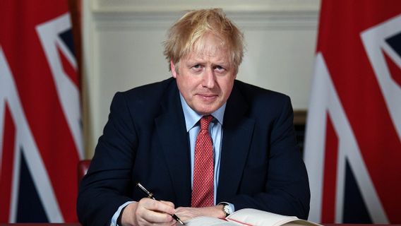 ジョンソン首相、規制解除に先立って英国に警告