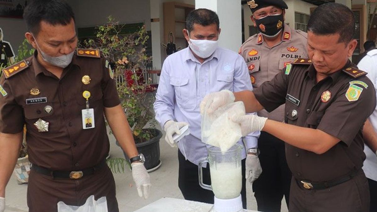 Lhokseumawe Prosecutor Destroys 8.1 Kilograms Of Methamphetamine By Blending