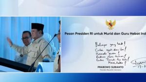 Awali Pendistribusian Smarboard, Prabowo Tulis Pesan ke Pelajar: Belajar yang Baik!
