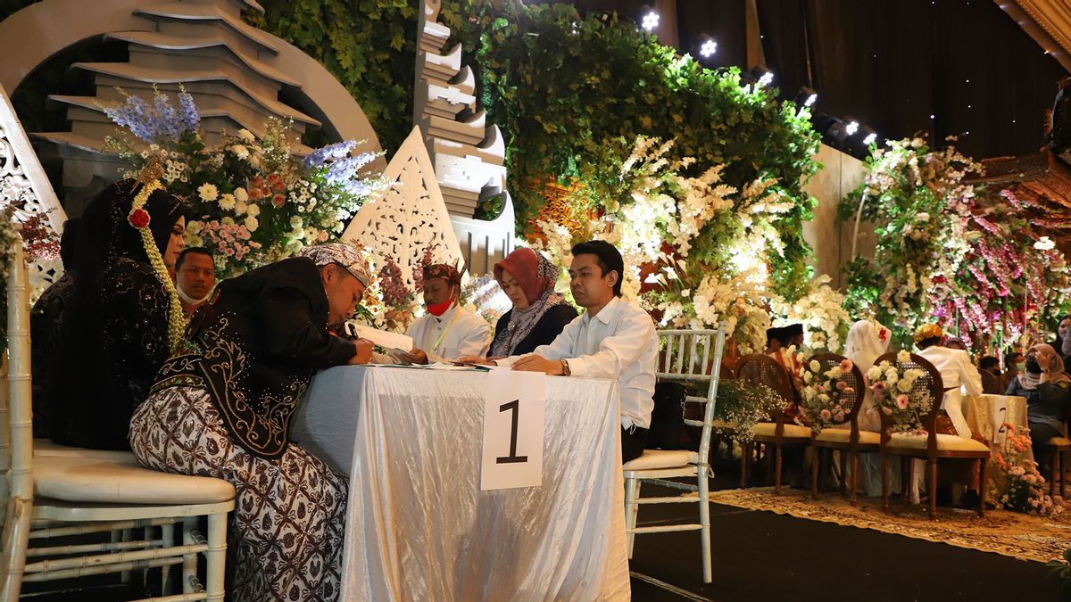 Happy Are The Couples Who Isbat Marriage Mass With A Mewah Concept At The Empire Palace Surabaya