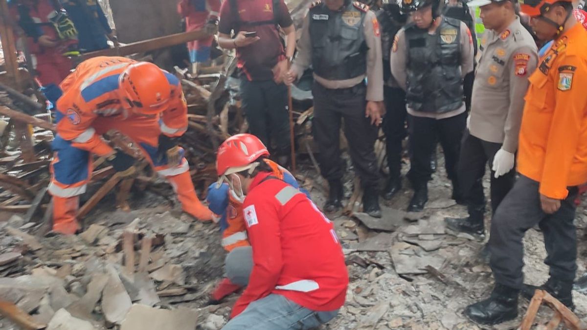 Officers Find The Body Parts Of Glodok Plaza Fire Victims On The 8th Floor
