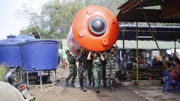 5 000 litres d'eau potable, des appareils de purification d'eau sont distribués par les TNI aux victimes des catastrophes dans le nord du Sumatra