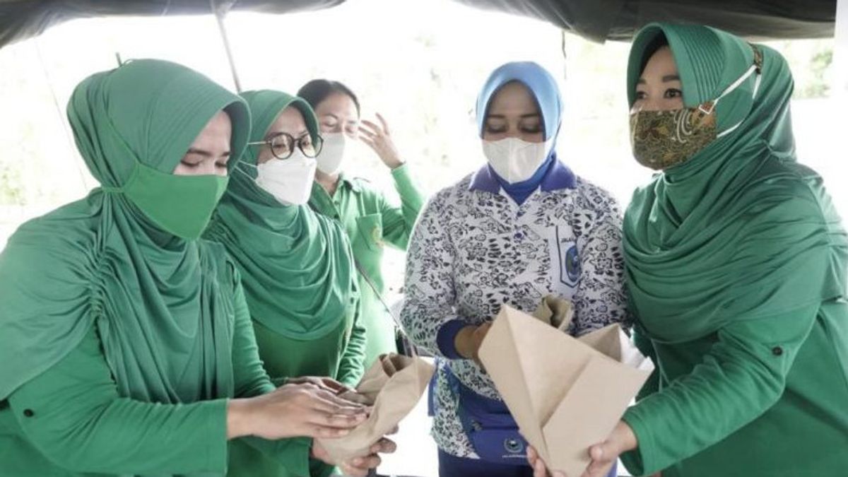 الجيش يؤسس مطبخا عاما لضحايا الفيضانات في غرب لومبوك، الذي يطبخ ويلف طعام زوجة TNI من ثلاثة أبعاد