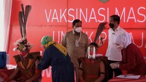 Ditemani Prabowo, Jokowi Tinjau Vaksinasi Hingga Resmikan Tol di Kaltim 