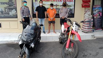 Honda Volée CRF Bule Greek Motorcycle, Curanmor Auteur Qui 6 Fois En Action à Bali Arrêté