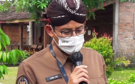 Bareng Atta Halilintar, Sandiaga Uno Serahkan 1.000 Hewan Kurban dan Sembako Door to Door ke Warga